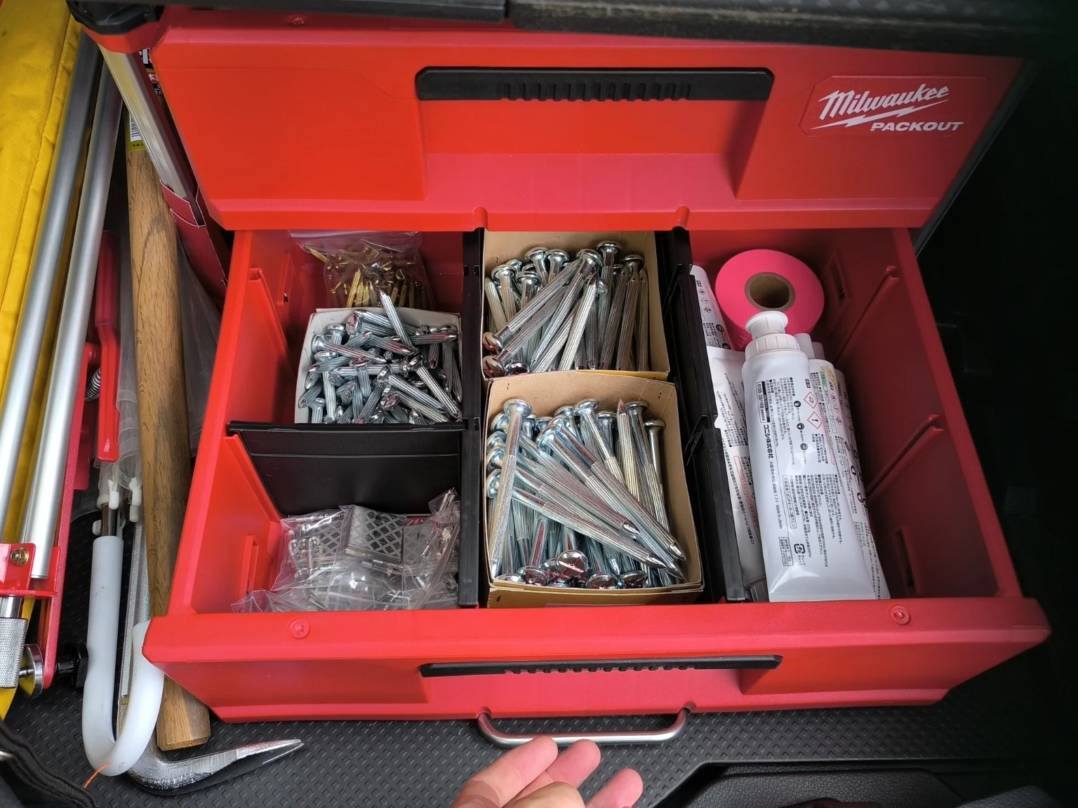 赤い収納ケースに収めた現場の道具類